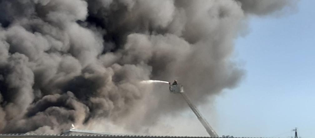 Potężny pożar hali produkcyjnej w Niwnicy 