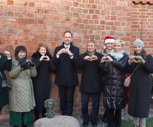 Tarnowski Szlak Maszkaronów wzbogacił się o kolejną figurkę. Na placu Rybnym zamieszkał Maszkaron Ciepła