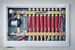 Rozdzielacze w instalacjach grzejnikowych i ogrzewania podłogowego. Rodzaje, budowa, funkcje