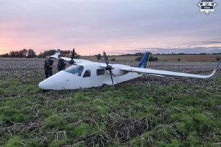 Samolot awaryjnie lądował na polu rolnym. Na miejscu interweniowały służby