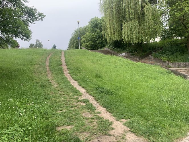 Schody dzielą ścieżkę rowerową. W internecie pojawiła się dyskusja na temat lubelskiej infrastruktury