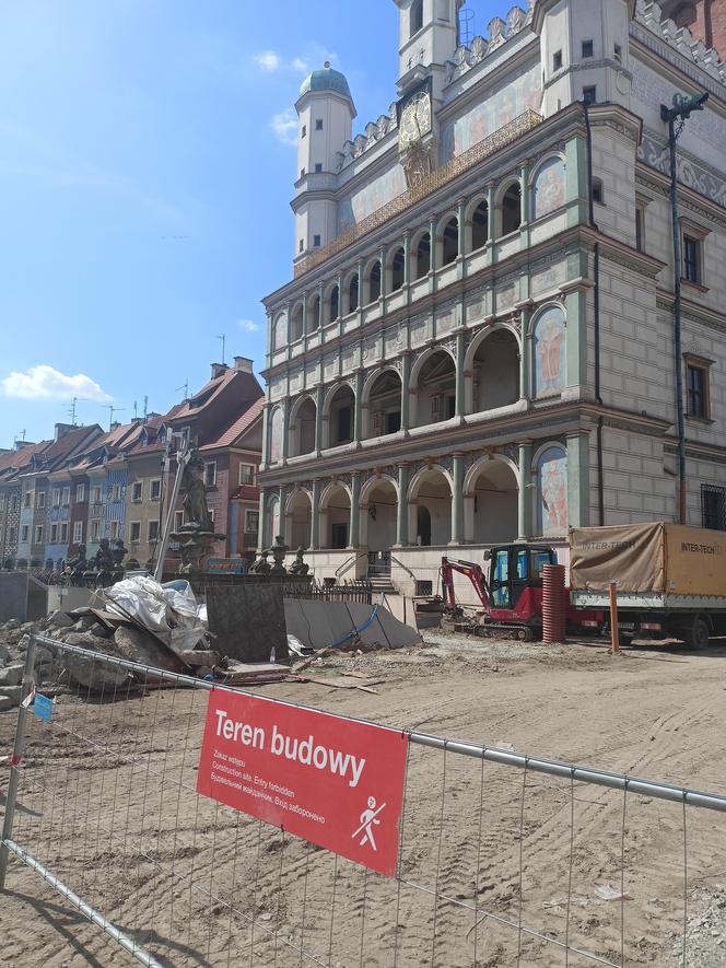 Kładą kostkę granitową na Starym Rynku w Poznaniu