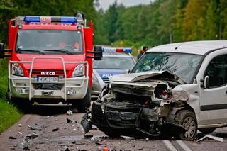 Sokołów Podlaski: Poważnie zderzenie bmw z fiatem. Ciężko ranna jest pasażerka bmw