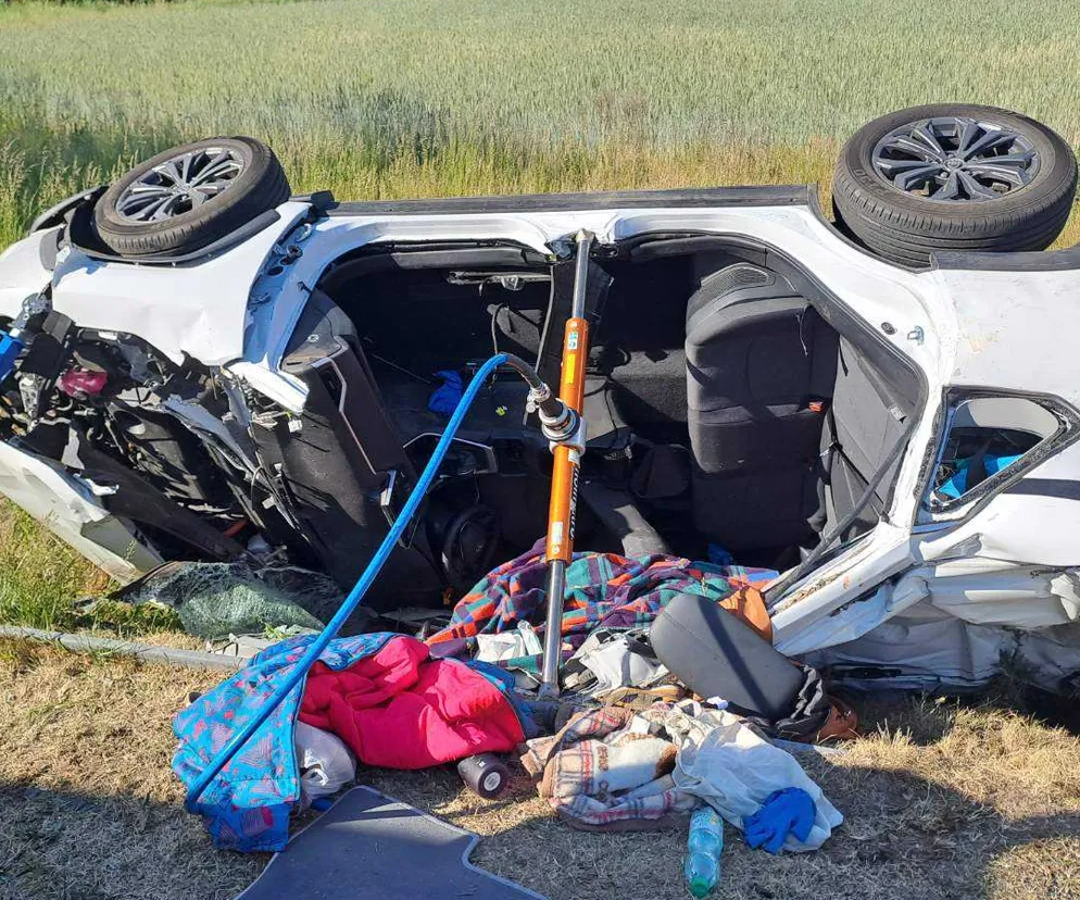 Grożny wypadek na DK25. Dachował samochód. Wśród rannych są dzieci