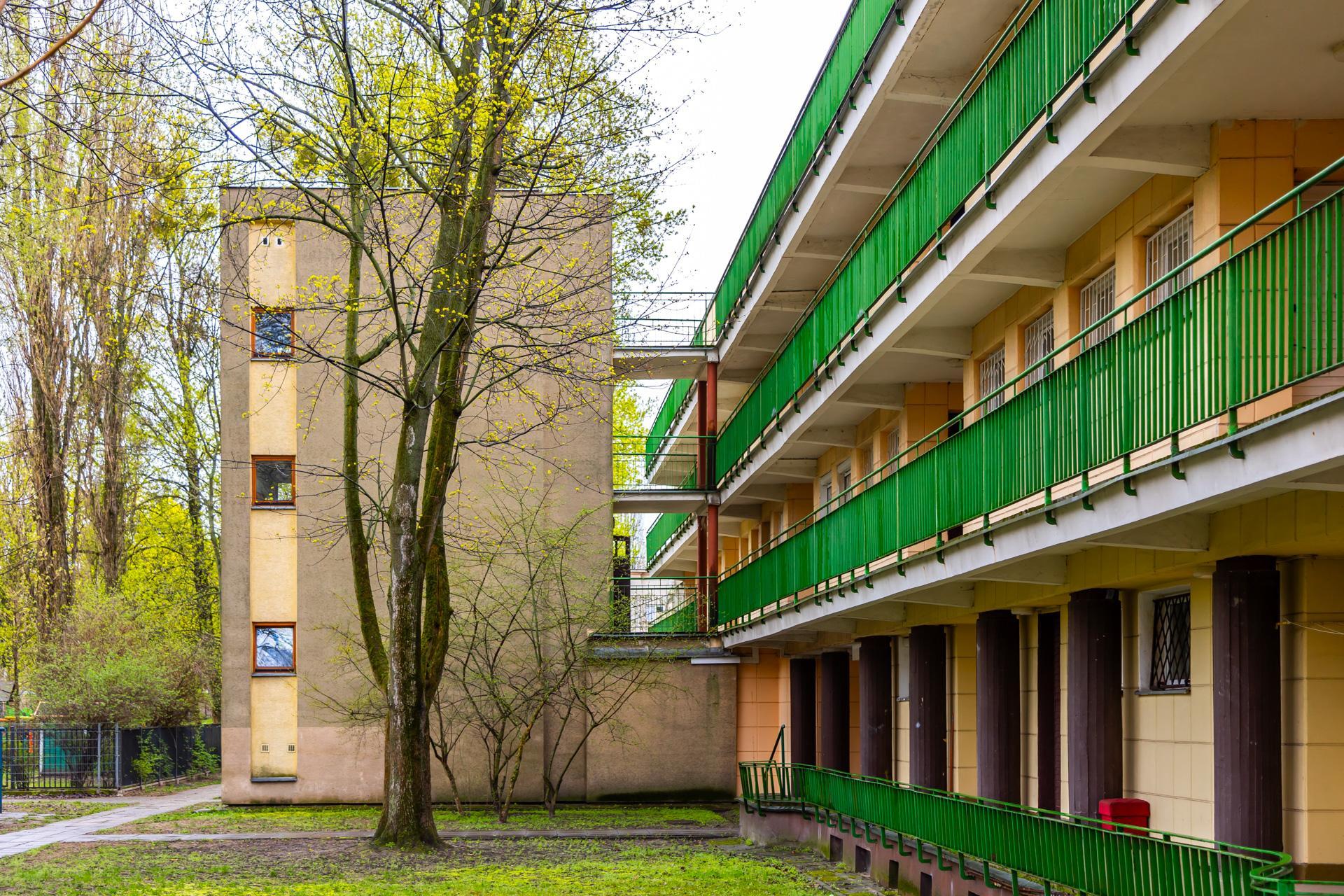 Osiedle WSM Koło II w Warszawie - zdjęcia. Pablo Picasso na ścianie i klatki schodowe typu ser