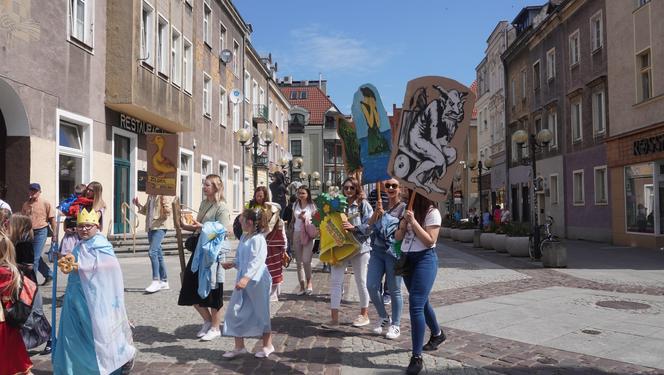 Dni Bajki 2024. W centrum Olsztyna zrobiło się bajkowo. Dzieci przejęły władzę nad miastem [ZDJĘCIA]