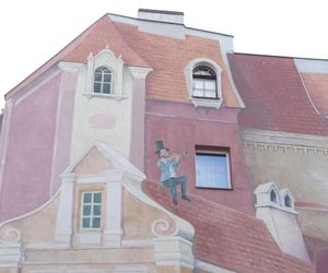 To najsłynniejszy mural w Poznaniu. Jest wizytówką zabytkowej dzielnicy