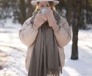 Najmodniejsze dodatki na jesień, które odmienią każdą stylizację