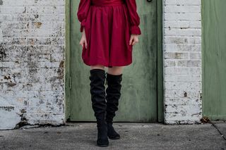 Czas wyciągnąć z szafy marszczone kozaki. Francuzki już noszą je z dumą 