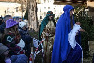 Żywa szopka przed kościołem franciszkanów w Krakowie