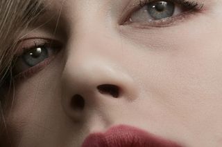 Najmodniejszy makijaż ust nie wymaga precyzji. Francuzki już noszą go z dumą! 