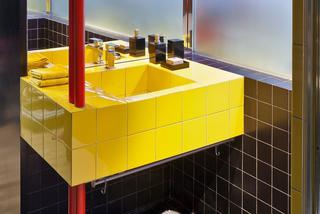 Kolor żółty nasycony w łazience