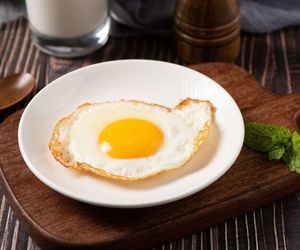 Bez patelni i smażenia. Najlepsze jajka sadzone robię tylko tak 