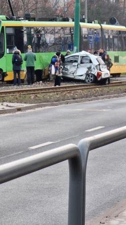Poważny wypadek na Zamenhofa w Poznaniu. Tramwaj zderzył się z samochodem osobowym