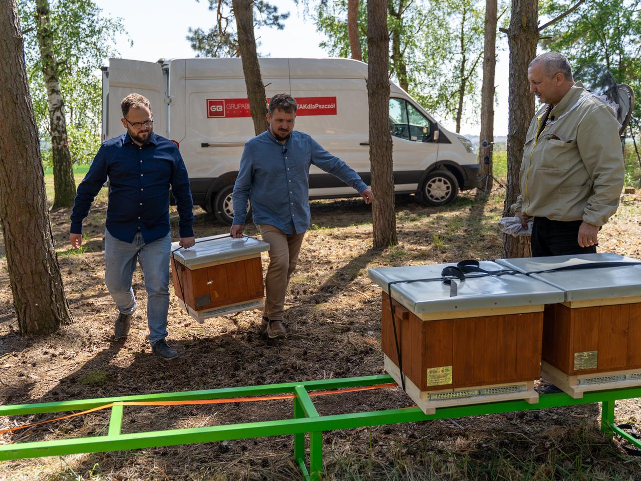Pszczelarze z Rzeszowa uratowali pasiekę w Wielkopolsce [GALERIA]