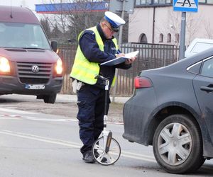 Czołowe zderzenie z nieoznakowanym radiowozem! Ranne cztery osoby, w tym policjanci 