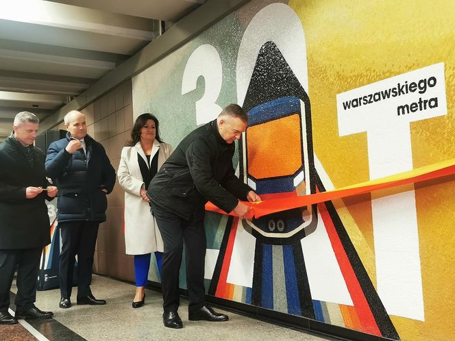 30 lat metra w Warszawie. Odsłonięcie mozaiki