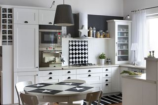 Styl skandynawski na Mazurach: jasne wnętrza w przytulnym domu