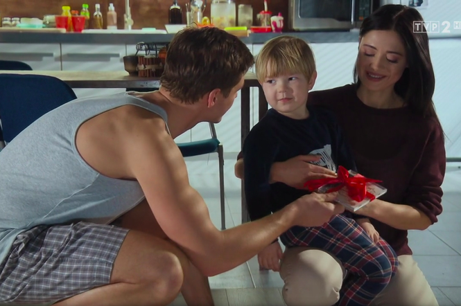 M jak miłość, odc. 1445. Iza (Adriana Kalska), Marcin (Mikołaj Roznerski), Szymek (Staś Szczypiński)