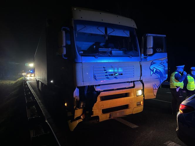 Horror na dk 92. Ciężarówka zmiotła pieszego. 30-latek walczy o życie w szpitalu