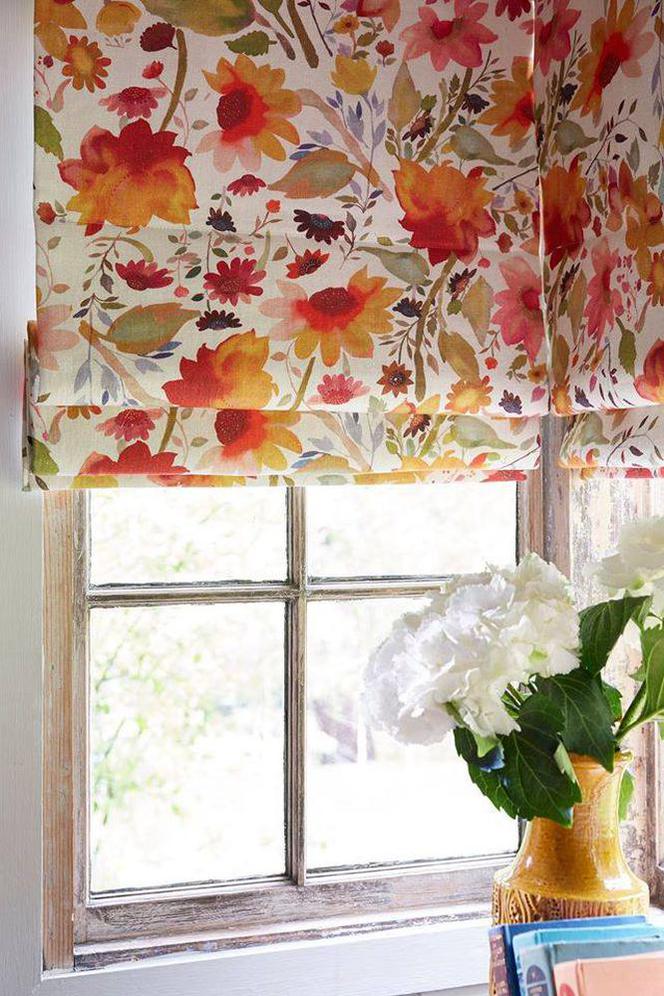 Dekoracja okien: kwiatowe wzory na zasłonach