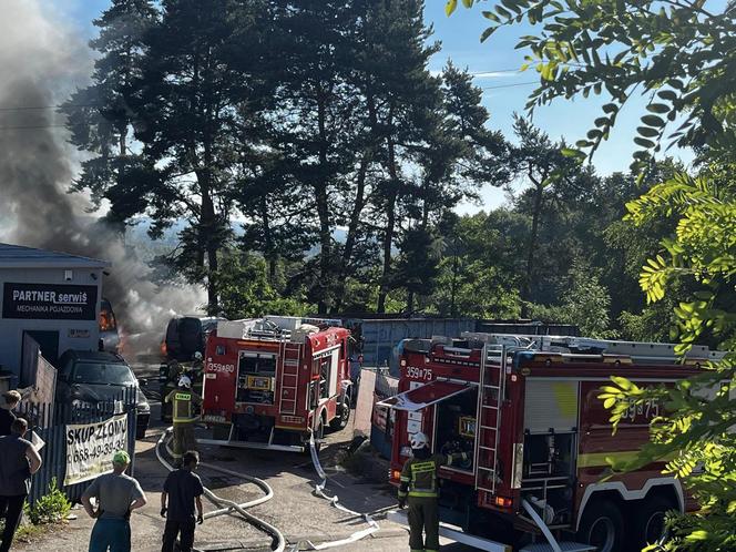 Pożar samochodów we Wrzosowej. Ogniem objęte były samochód osobowy i dostawczy