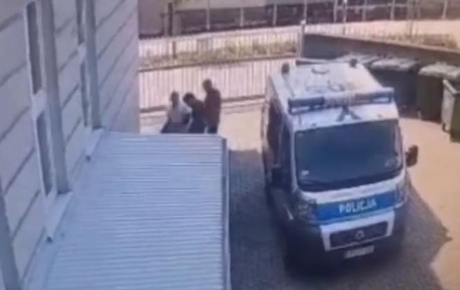 Oni uciekli policji. Jeden odjechał tramwajem, drugi w kajdankach skoczył do wody