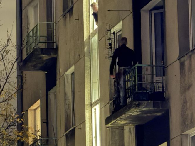 Furiat szalał na Mokotowie. Zrzucał meble na samochody