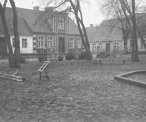 Budynki mieszkalne. Na pierwszym planie plac zabaw Towarzystwa Przyjaciół Dzieci. 1968