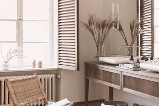 Łazienka biała z drewnem