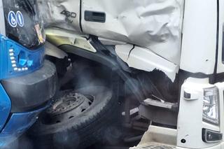 Poważny wypadek we Wrocławiu. Ciężarówka zderzyła się z tramwajem na ul. Tarnogajskiej 
