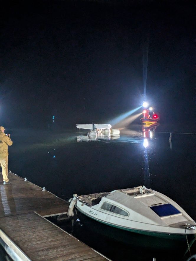 Awionetka runęła do jeziora międzybrodzkiego w Żywcu. Pilot uratowany, awionetka również