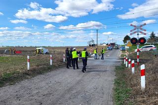 Bus wjechał pod pociąg! 29-letni kierowca nie miał szans [ZDJĘCIA]