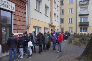 Gigantyczna kolejka do warszawskiej cukierni. Tłumy ludzi od bladego świtu przed Pracownią „Zagoździński”