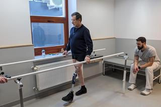 Najstarszy pacjent w Polsce z ultranowoczesną protezą wróci do pracy w ogrodzie 