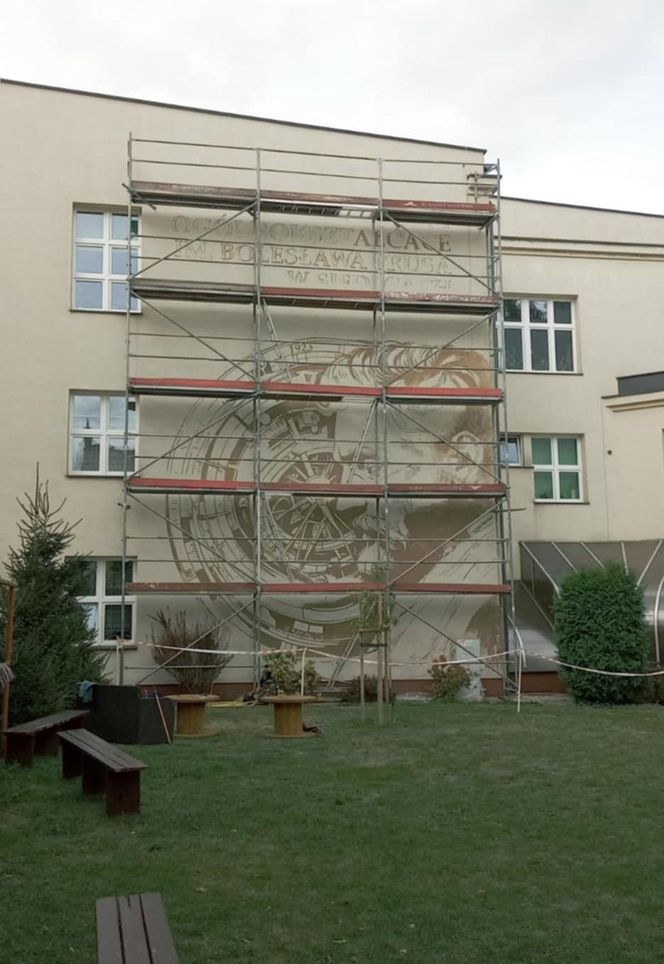 Mural można zobaczyć tylko od strony ulicy Sienkiewicza, na terenie zielonym I LO im. Bolesława Prusa w Siedlcach.