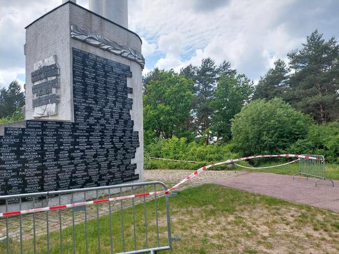 Pomnik w Dolinie Śmierci w Fordonie jest w opłakanym stanie. Jeden z kłosów wygląda na ułamany, a teren jest ogrodzony taśmą