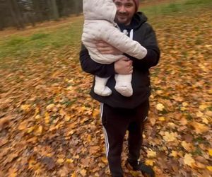 Co za przemiana! Daniel Martyniuk z żoną i dzieckiem na spacerze