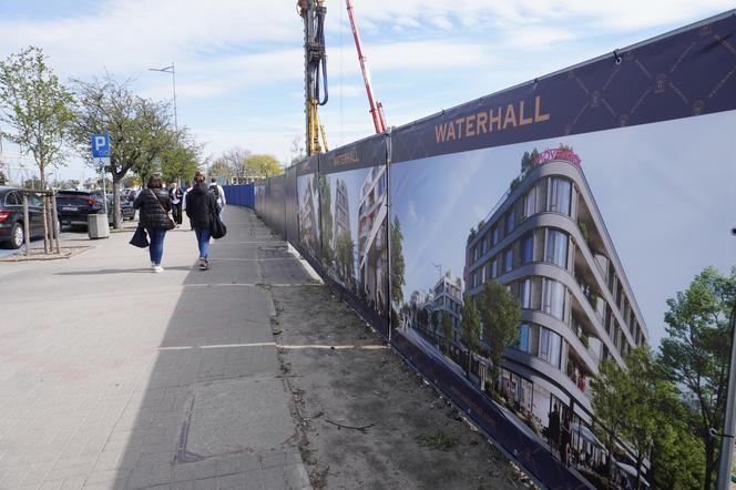 Skwer Kościuszki. Budowa hotelu Mövenpick Hotelu Gdynia i apartamentów Waterhall Residence.