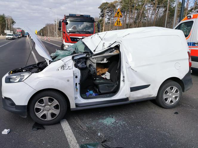 Samochód dostawczy zderzył się z koparką. Jedna osoba trafiła do szpitala