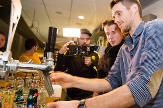 Piłkarze Borussii Dortmund nalewają piwo