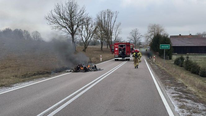   Jeziorki. Auto stanęło w płomieniach. Kierowca uciekł w ostatniej chwili