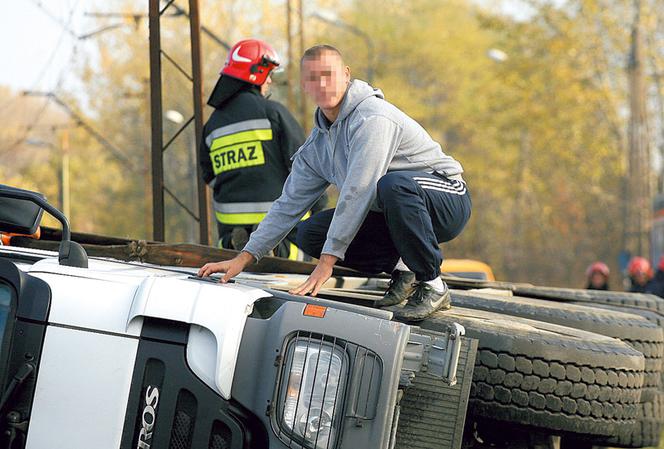 Ciężarówka zatrzymała pociągi