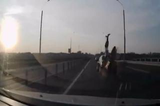 Wypadek motocyklisty, który okazał się akrobatą! - WIDEO