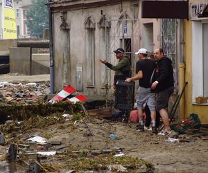 W Głuchołazach sceneria jak z czasów wojny. Mieszkańcy: „Chleba nam potrzeba” 