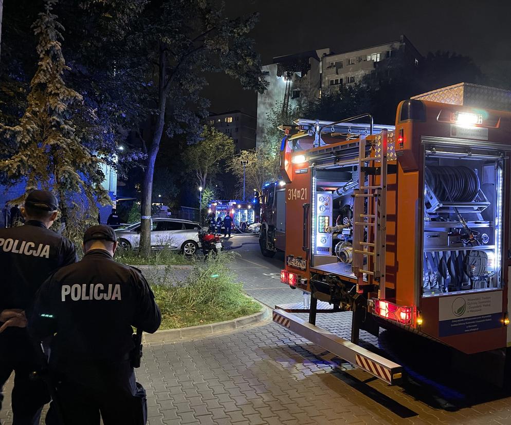 Pożar w bloku na Powiślu. Mieszkańcy uciekali na dach. Ogień odciął im drogę 