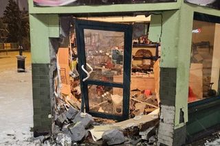 Żory: przejechał przez środek ronda i wjechał w drzwi sklepu samochodem. Ogromne zniszczenia ZDJĘCIA