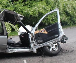Straszny wypadek w Bratoszewicach. Samochód wbił się w drzewo. Nie żyje 32-latek [ZDJĘCIA]