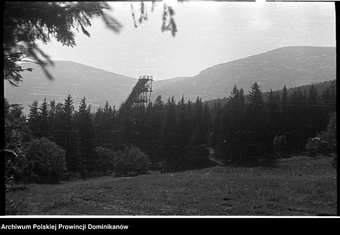  Karpacz, widok na drewnianą skocznię narciarską „Orlinek”, 1952 r.