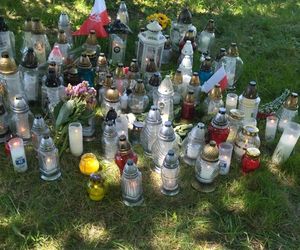 W parku Glazja w Toruniu upamiętniono zamordowaną 24-letnią Klaudię. Mieszkańcy zapalili znicze [GALERIA]
